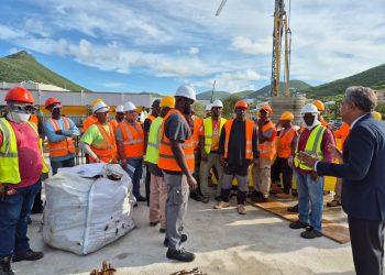 El Primer Ministro Dr. Luc Mercelina hace una visita improvisada al sitio de construcción de St. Maarten Medical Center(SMMC)