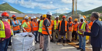 El Primer Ministro Dr. Luc Mercelina hace una visita improvisada al sitio de construcción de St. Maarten Medical Center(SMMC)