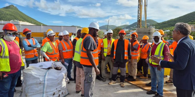 El Primer Ministro Dr. Luc Mercelina hace una visita improvisada al sitio de construcción de St. Maarten Medical Center(SMMC)