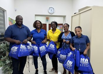 Motorworld dona uniformes escolares a estudiantes en hogares de acogida