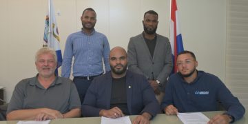 El Ministro VROMI firma contratos de excavación de zanjas y continúa abordando proyectos pendientes