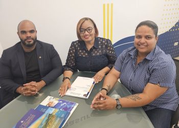 La Parlamentaria Gumbs presenta un proyecto de ley financiera al Ministro de Finanzas