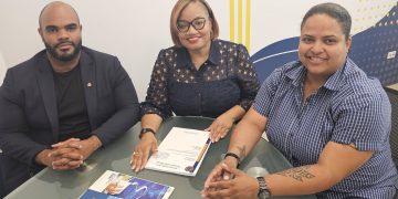 La Parlamentaria Gumbs presenta un proyecto de ley financiera al Ministro de Finanzas