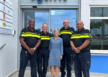 El KPCN recibe a la Agregada Nacional de la DEA Lauren Carney en Bonaire