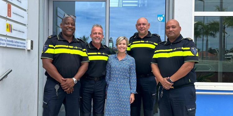 El KPCN recibe a la Agregada Nacional de la DEA Lauren Carney en Bonaire