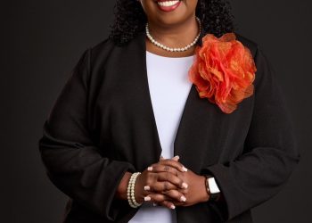 La exparlamentaria Leonard pide a los Parlamentarios que exijan responsabilidad y transparencia al gobierno