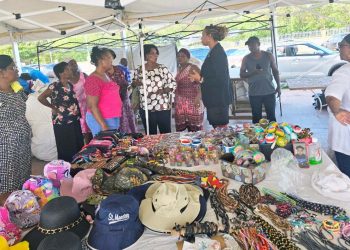 Visita inesperada de Heyliger-Marten a las pequeñas empresarias del mercado de Philipsburg