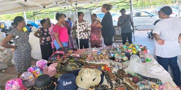 Visita inesperada de Heyliger-Marten a las pequeñas empresarias del mercado de Philipsburg