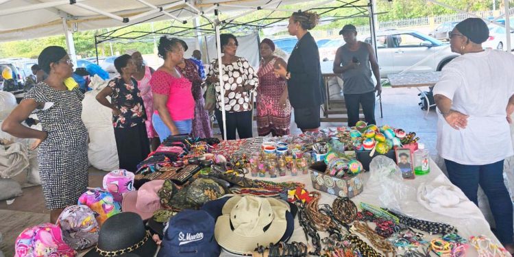 Visita inesperada de Heyliger-Marten a las pequeñas empresarias del mercado de Philipsburg