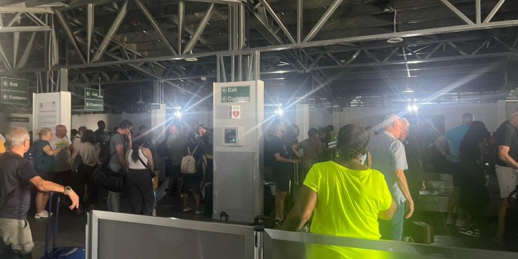 Cortes de energía que afectan a los viajeros: el Princess Juliana Airport se quedó a oscuras una vez más