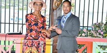 Isaiah Peterson recibe el Premio Presidente del Parlamento 2024