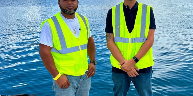 Los empleados de alto nivel de SSS, Díaz y Velasquez, regresan de una exitosa visita de estudio de campo al puerto de Bridgetown, Barbados