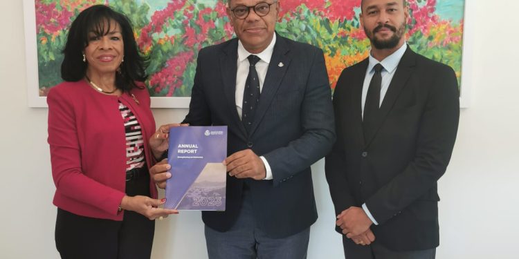 El Consejo Asesor realiza una visita de cortesía al Primer Ministro, Dr. Luc Mercelina: Se presenta el informe anual de 2023