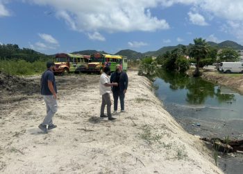 VROMI evalúa la limpieza de zanjas y anuncia un plan de tres pasos para mejorar la infraestructura