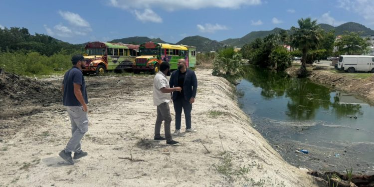 VROMI evalúa la limpieza de zanjas y anuncia un plan de tres pasos para mejorar la infraestructura