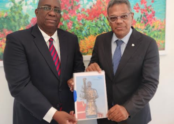 El vicepresidente del Tribunal Común presenta el informe del año financiero 2023 al Primer Ministro Mercelina