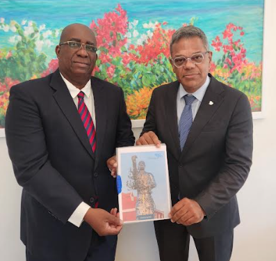 El vicepresidente del Tribunal Común presenta el informe del año financiero 2023 al Primer Ministro Mercelina