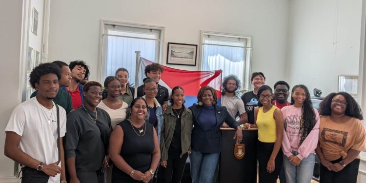 Los estudiantes de Sint Maarten reciben una cálida bienvenida de la Dra. Gracita R. Arrindell