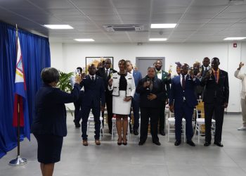 “La Gobernadora Interina Bird-Lake juramentó a los nuevos Parlamentarios”