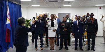 “La Gobernadora Interina Bird-Lake juramentó a los nuevos Parlamentarios”