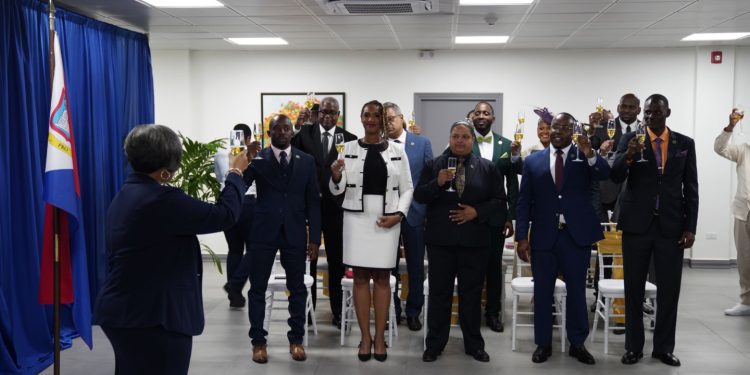 “La Gobernadora Interina Bird-Lake juramentó a los nuevos Parlamentarios”