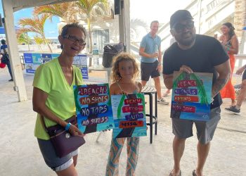 Princess Juliana International Airport reúne las familias en un día de festividad en D’s Beach Bar