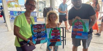 Princess Juliana International Airport reúne las familias en un día de festividad en D’s Beach Bar