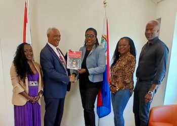 La Ministra de VSA recibe el Informe Mundial sobre el Alzheimer 2024