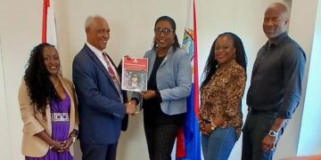 La Ministra de VSA recibe el Informe Mundial sobre el Alzheimer 2024