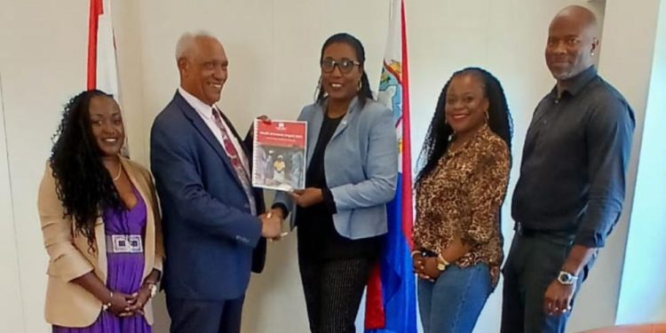 La Ministra de VSA recibe el Informe Mundial sobre el Alzheimer 2024