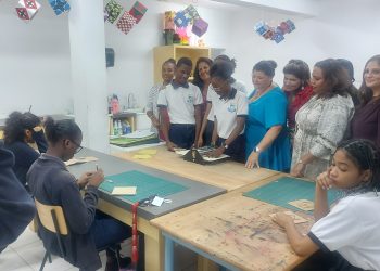 Island Gems dona prensas de grabado a Academy y MAC High School