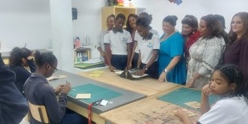Island Gems dona prensas de grabado a Academy y MAC High School
