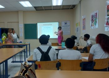 Island Gems dona cuatro proyectores a PSVE para mejorar la experiencia educativa