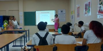 Island Gems dona cuatro proyectores a PSVE para mejorar la experiencia educativa