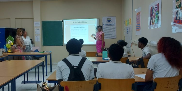 Island Gems dona cuatro proyectores a PSVE para mejorar la experiencia educativa