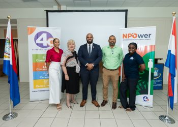 “En memoria de nuestro querido colega Michael A. Browne, también conocido como ‘Mike’, y su querida compañera Leonora Barbieri”