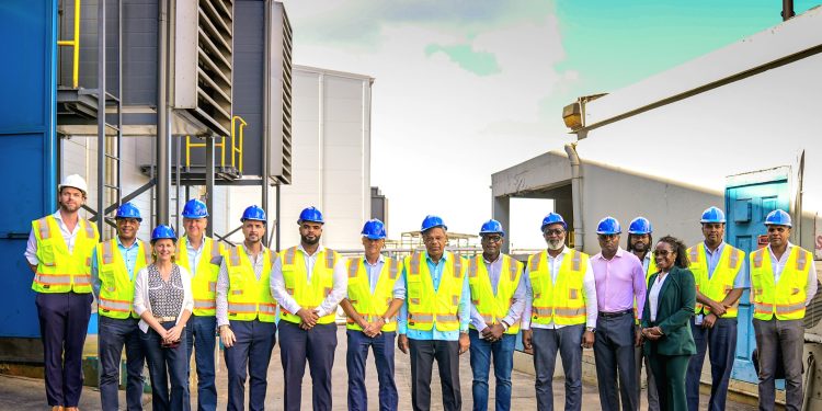 El Secretario de Estado de Relaciones con el Reino y Digitalización, Hon, Zsolt Szabó visitó la central Eléctrica de NV GEBE