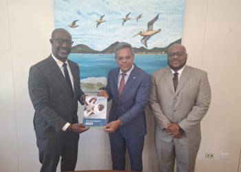El Consejo Económico Social (SER) de Sint Maarten presenta el Informe Anual 2023 al Primer Ministro Dr. Luc Mercelina
