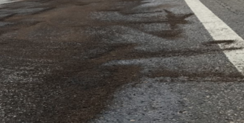 Aviso de seguridad urgente sobre los repetidos derrames de petróleo en las vías públicas