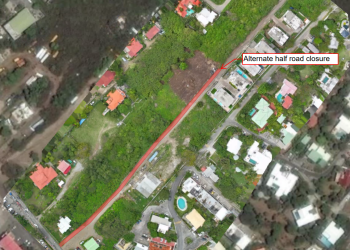 Anuncio de cierre de calle mientras continúa el proyecto de pavimentación dura de hormigón en Ackee Tree Drive, Cole Bay