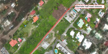Anuncio de cierre de calle mientras continúa el proyecto de pavimentación dura de hormigón en Ackee Tree Drive, Cole Bay