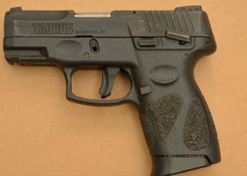 Dos sospechosos arrestados en relación con un vehículo robado y posesión de un arma de fuego