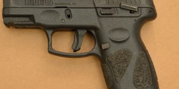 Dos sospechosos arrestados en relación con un vehículo robado y posesión de un arma de fuego