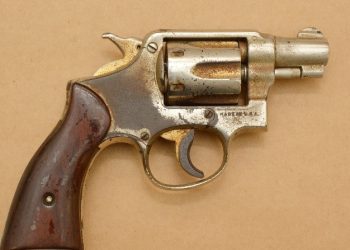 Arrestan a sospechoso en relación con robo a mano armada y posesión de armas de fuego