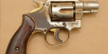 Arrestan a sospechoso en relación con robo a mano armada y posesión de armas de fuego