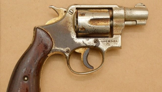 Arrestan a sospechoso en relación con robo a mano armada y posesión de armas de fuego