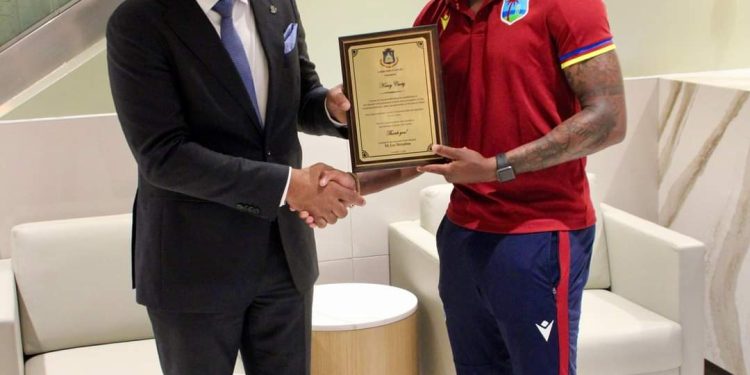 El Primer Ministro rinde homenaje a Keacy Carty: un pionero del críquet profesional