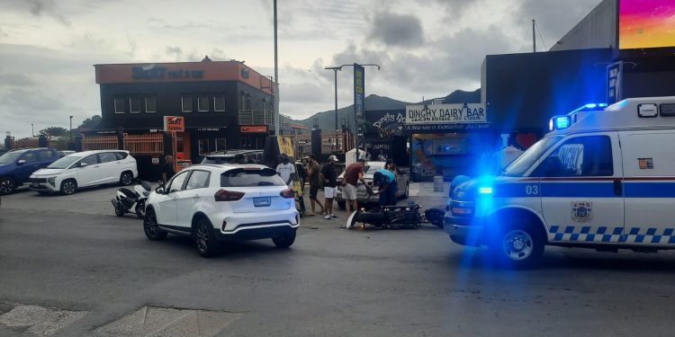 Accidente de tráfico en Airport Road, Simpson Bay