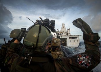 El HNLMS Holland intercepta un cargamento de droga