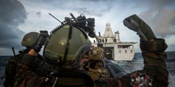 El HNLMS Holland intercepta un cargamento de droga